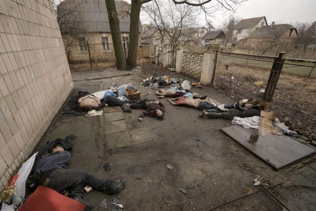 Ukraine accuses Russia of the massacre, a city strewn with bodies Ukraine accuses Russia of the massacre, a city strewn with bodies.