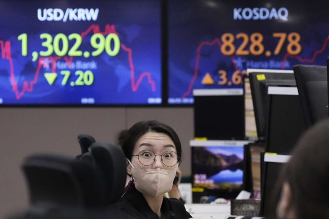 South Korea Financial Markets Asian stock markets mixed ahead of latest US jobs reading