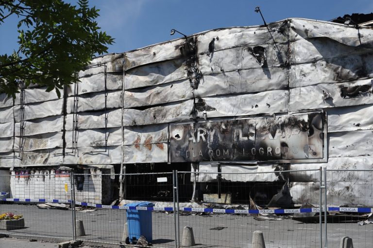Suspected arson destroys Warsaw mall, raising pollution concerns
