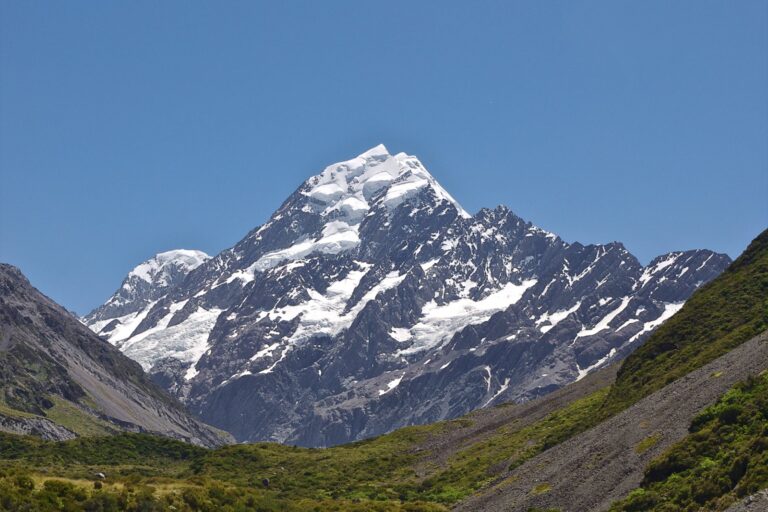 NZ Police Suspend Search for 3 Missing Mount Cook Climbers