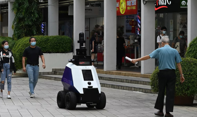 Singapore robot police patrols