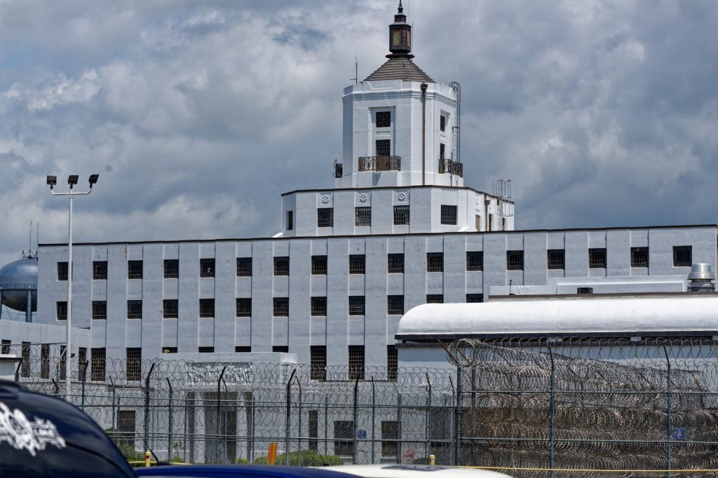 Three inmates dead, 17 hurt in Georgia prison brawl