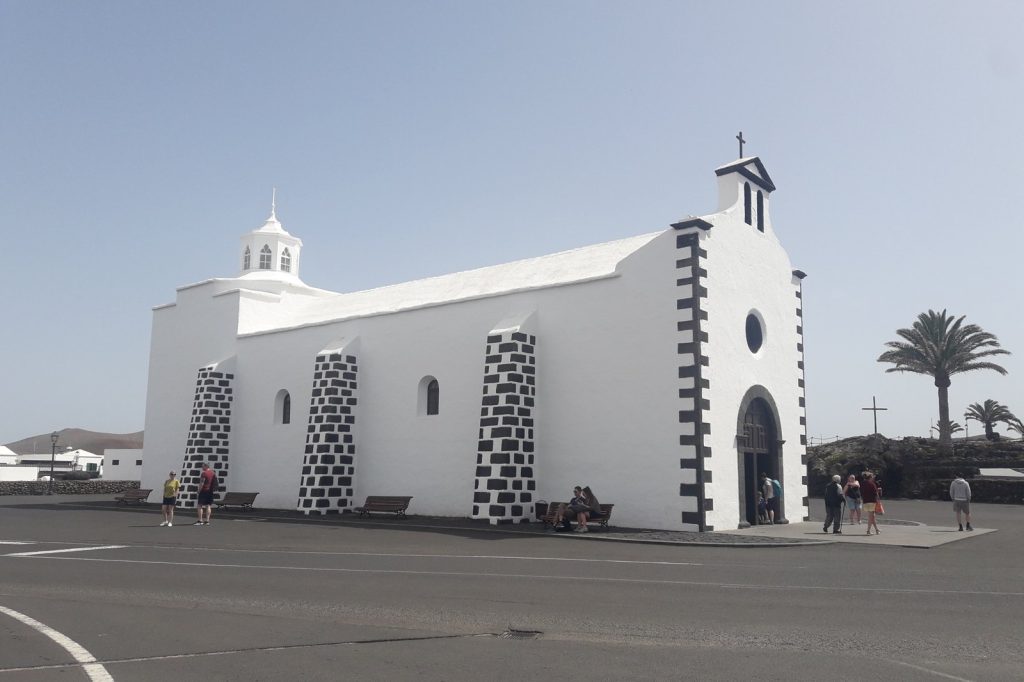 Rogue builder spent \u00a330K in Lanzarote, left roof leaking