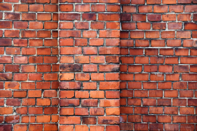 Bricklaying lecturer demonstrates craft’s complexity to visiting reporter