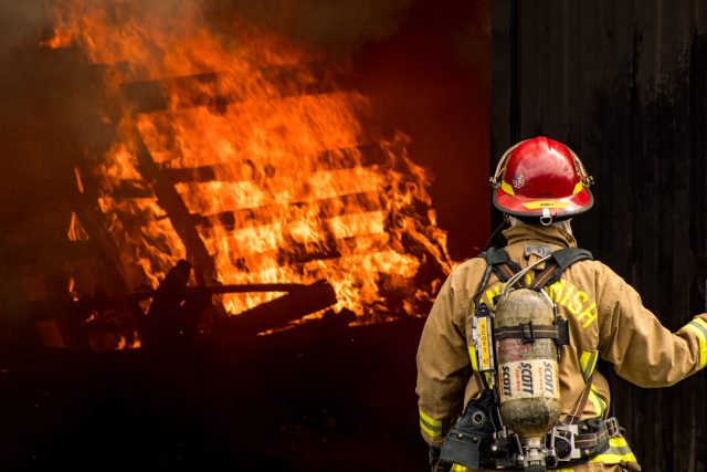 At Least 39 Dead, 9 Injured in Xinyu, Jiangxi Commercial Building Fire Firefighters and emergency responders work at the scene of a commercial building fire in Xinyu, Jiangxi.